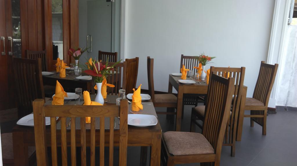 Vin Roma Inn Kandy Exteriör bild