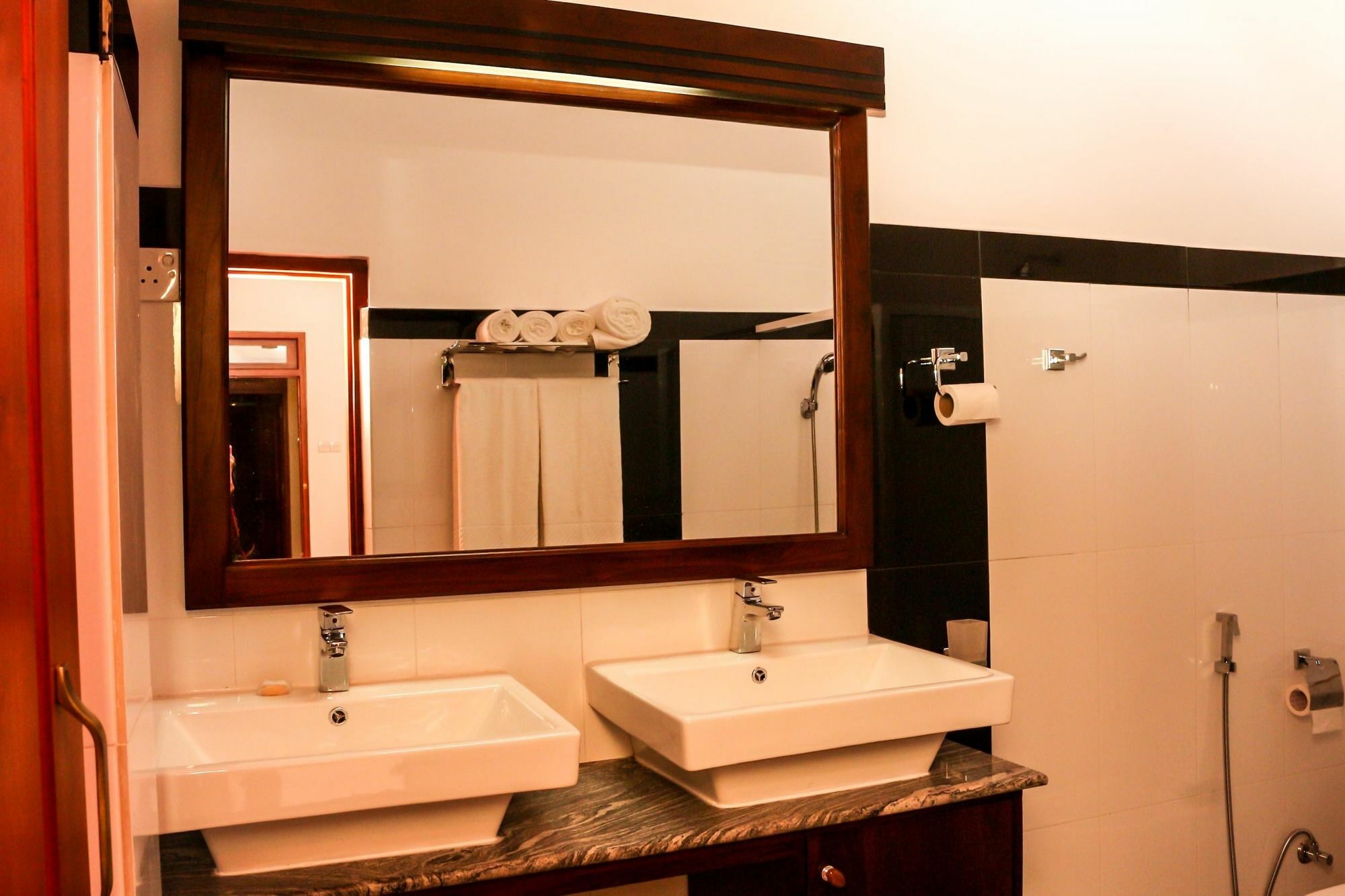 Vin Roma Inn Kandy Exteriör bild